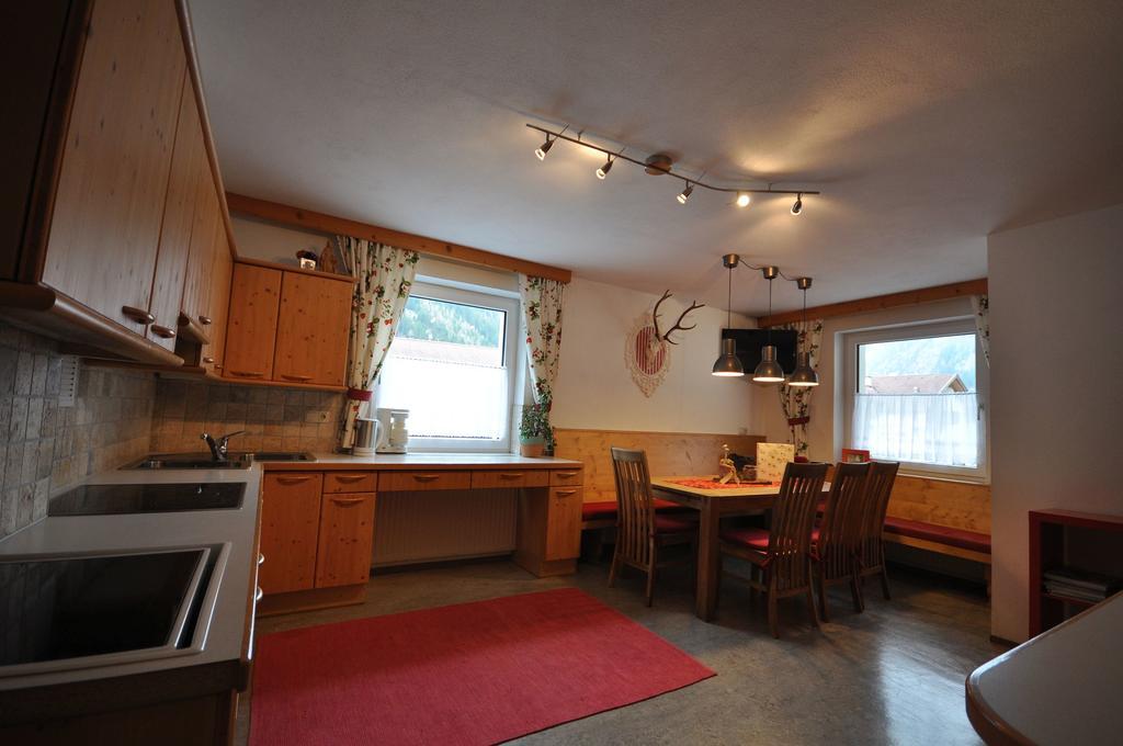 Haus Alpenglueck Apartment Kaunertal Bagian luar foto