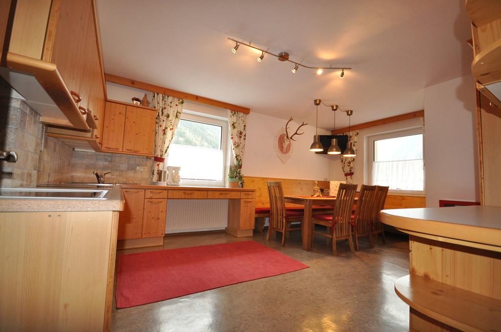 Haus Alpenglueck Apartment Kaunertal Bagian luar foto
