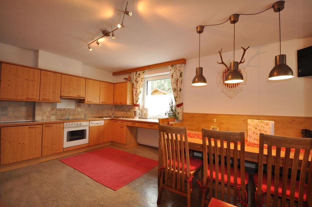 Haus Alpenglueck Apartment Kaunertal Bagian luar foto