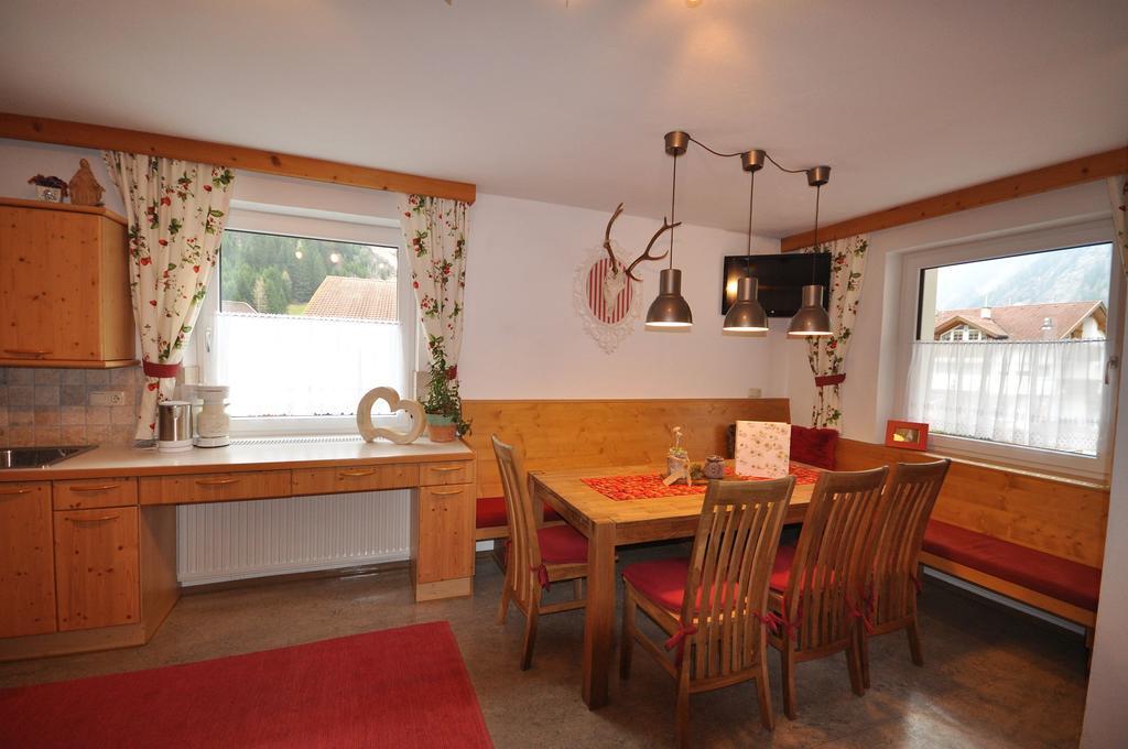 Haus Alpenglueck Apartment Kaunertal Bagian luar foto