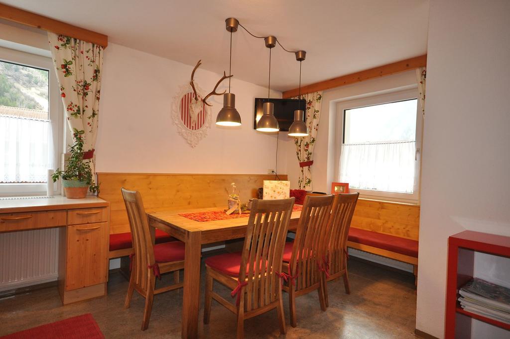 Haus Alpenglueck Apartment Kaunertal Bagian luar foto