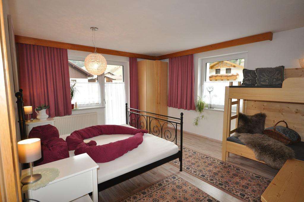 Haus Alpenglueck Apartment Kaunertal Bagian luar foto