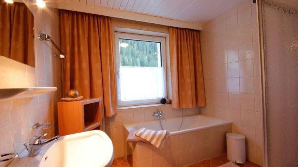Haus Alpenglueck Apartment Kaunertal Bagian luar foto